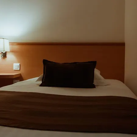 Hotel Le Grillon 3*