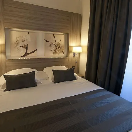 Le Grillon Hotel