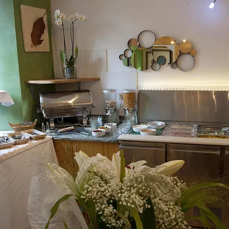 Le Grillon Hotel